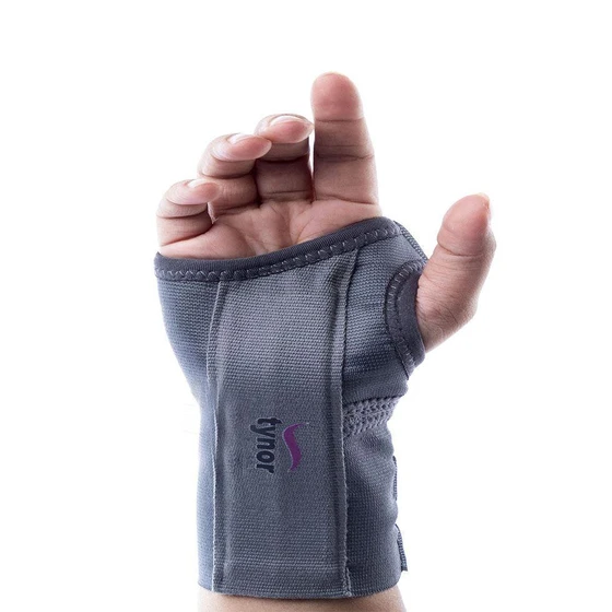 elastic-wrist-brace-1.webp