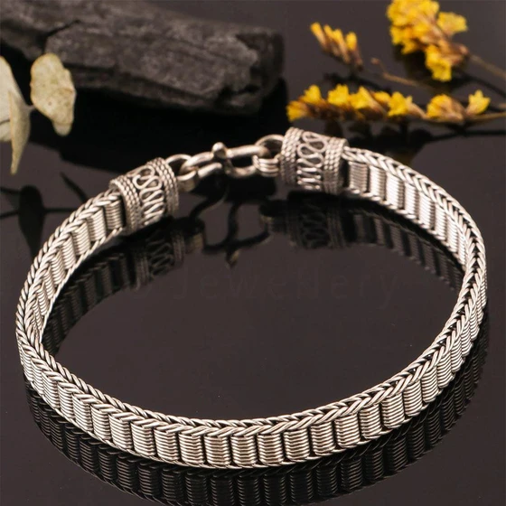 silver-article-bracelet-1.webp