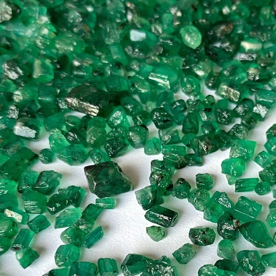 emerald-rough-stone-1.webp