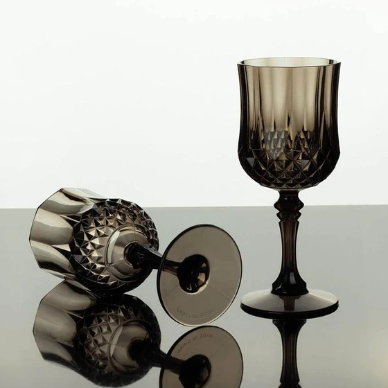 black-disposable-wine-glasses-1.webp