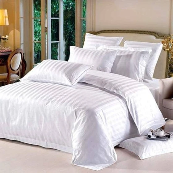 white-hotel-blanket-2.webp