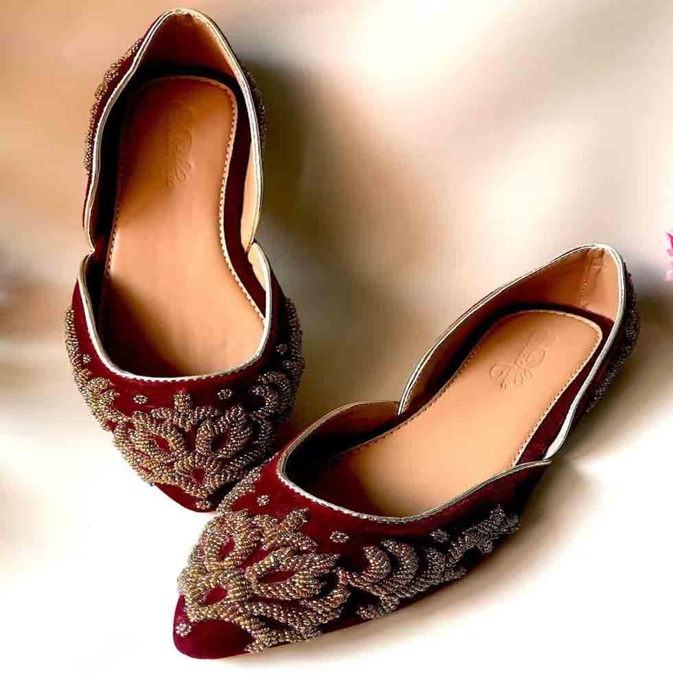 Best Designer Stylish Embroidery White Juttis Manufacturer Image